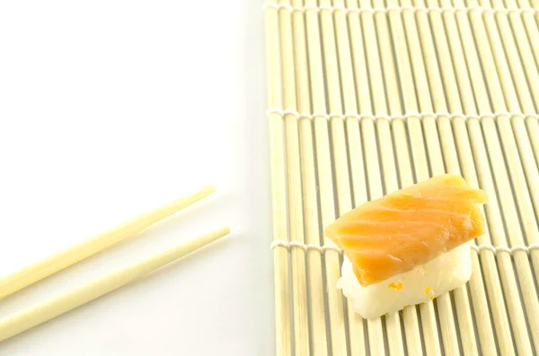 Verse sushi traditioneel japans eten — Stockfoto