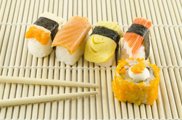 Färsk sushi traditionell japansk mat — Stockfoto