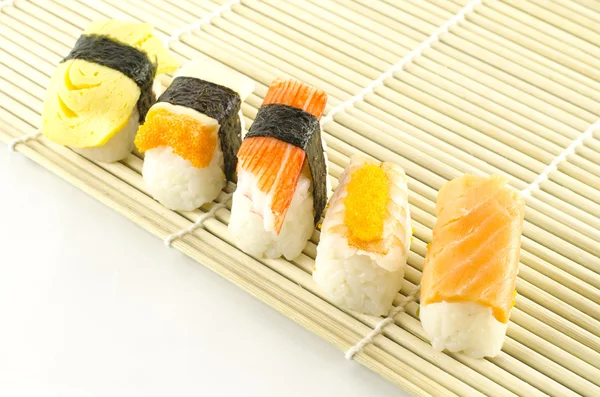 Frisches Sushi traditionelles japanisches Essen — Stockfoto