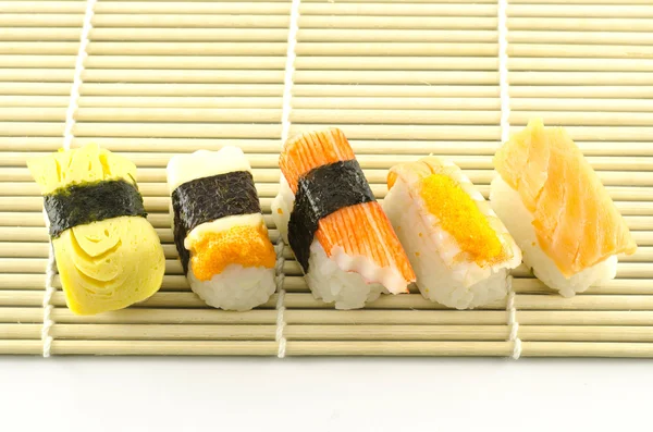 Verse sushi traditioneel japans eten — Stockfoto