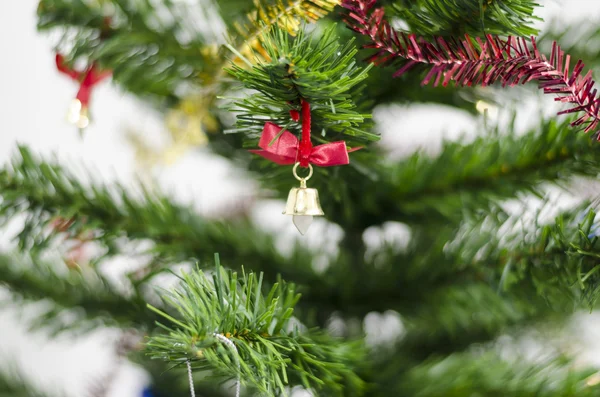 Pequeña campana en el árbol de Navidad aislado en blanco —  Fotos de Stock