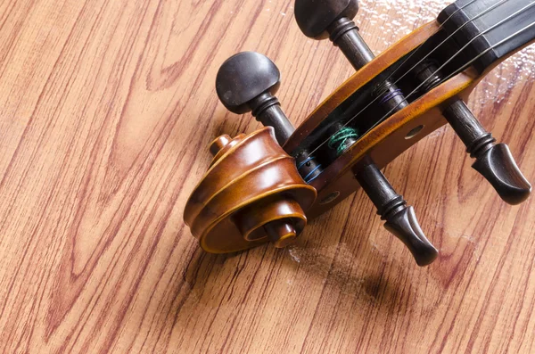 Violino sobre fundo de madeira — Fotografia de Stock