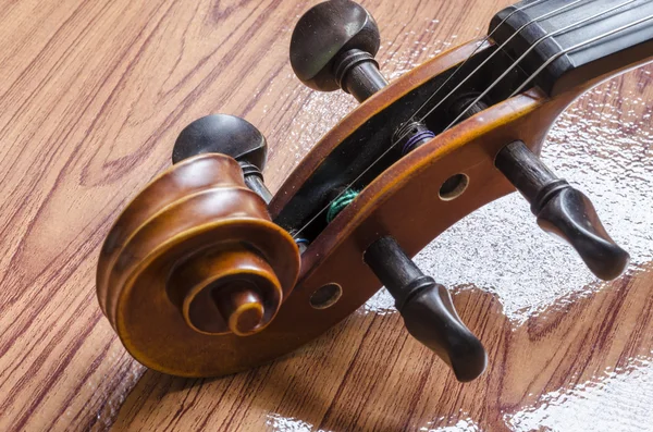 Violino sobre fundo de madeira — Fotografia de Stock