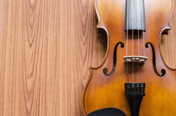 Violino sobre fundo de madeira — Fotografia de Stock