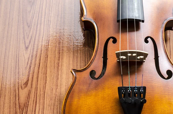 Скрипка на деревянном фоне — стоковое фото