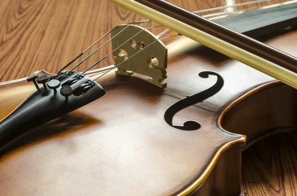Geige auf Holz Hintergrund — Stockfoto