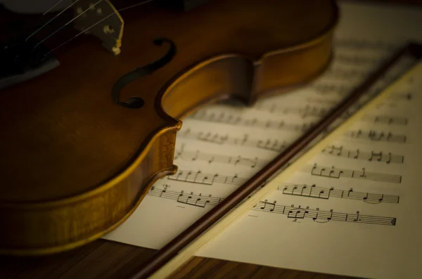 Скрипка в винтажном стиле — стоковое фото