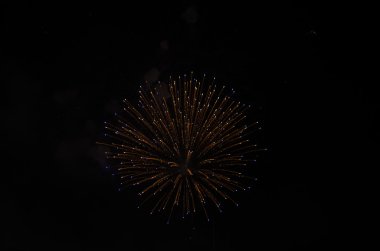 Geceleri havai fişekler