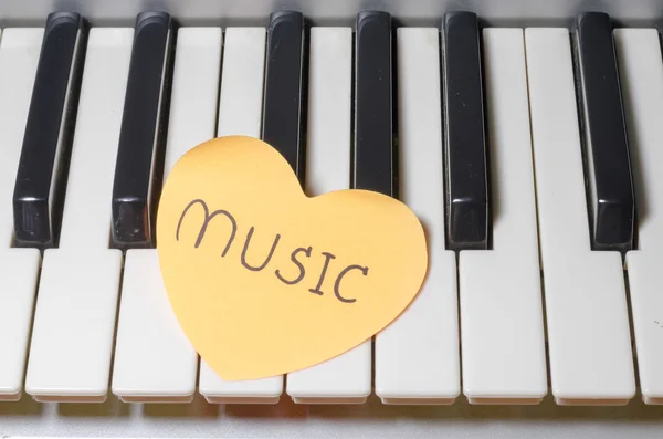 Piano y corazón — Foto de Stock