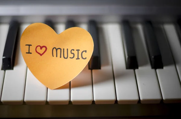 Pianoforte e cuore — Foto Stock