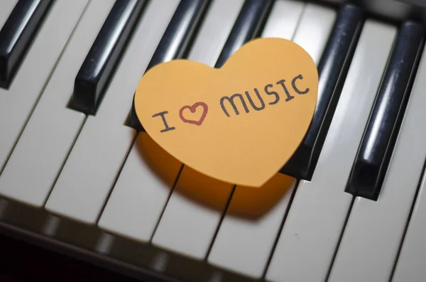 Фортепіано і серце — стокове фото