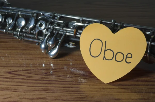 Oboe sobre fondo de madera — Foto de Stock