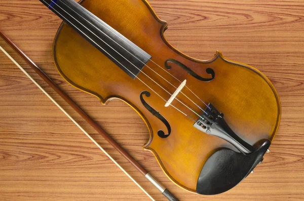 Violino su un tavolo — Foto Stock
