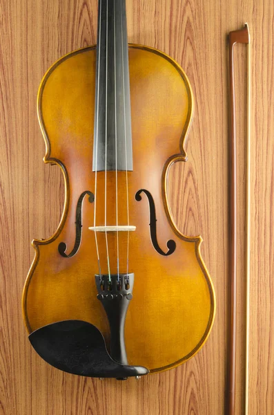 Violin på en tabell — Stockfoto