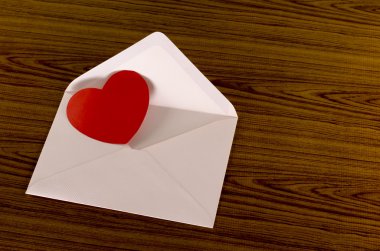 pembe zarf ile kırmızı kalp