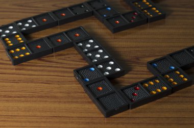 Tablo üzerinde siyah Domino