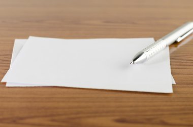 Beyaz kağıt kalemle