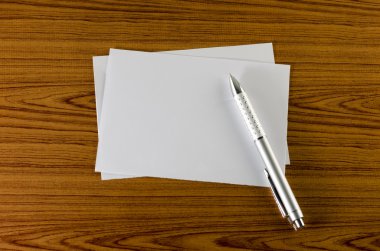 beyaz kağıt kalemle