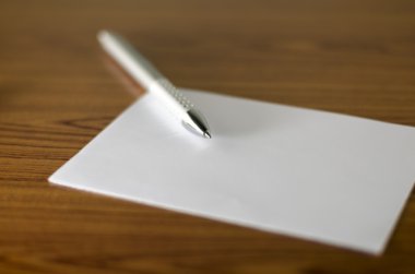 beyaz kağıt kalemle