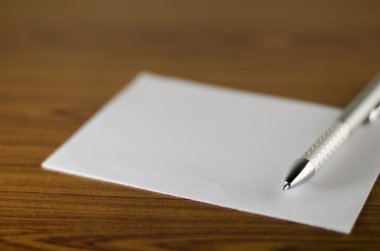 beyaz kağıt kalemle