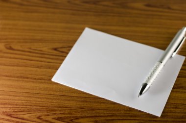 beyaz kağıt kalemle