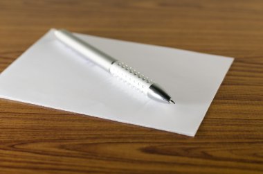 beyaz kağıt kalemle