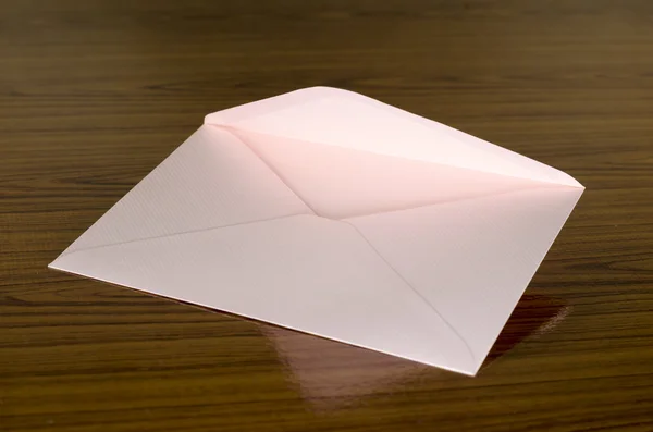 Yumuşak pembe zarf — Stok fotoğraf