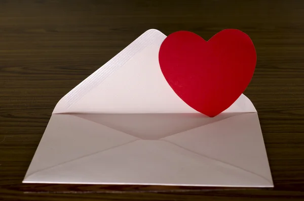 Красное сердце с розовым конвертом — стоковое фото