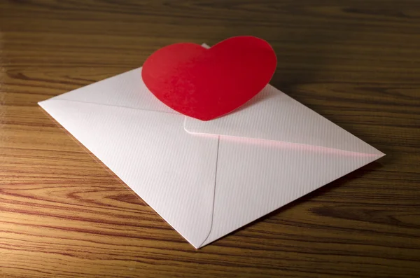 Красное сердце с розовым конвертом — стоковое фото