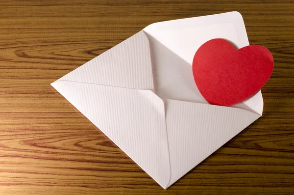 Coração vermelho com envelope rosa — Fotografia de Stock