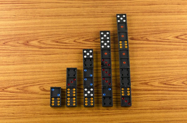 Schwarze Dominosteine auf dem Tisch — Stockfoto