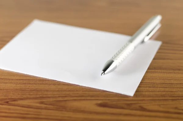 Ручка с белой бумагой — стоковое фото