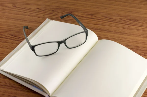 Brille auf dem Notebook — Stockfoto