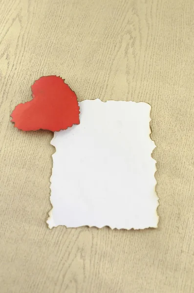Herz und weißes Papier — Stockfoto