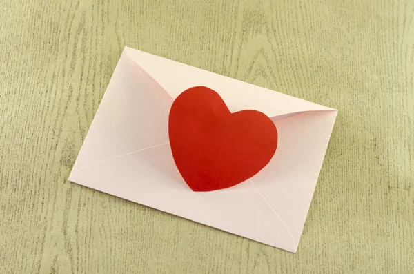 Coração vermelho com envelope rosa — Fotografia de Stock