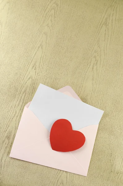 Czerwone serca z różowym koperty — Zdjęcie stockowe