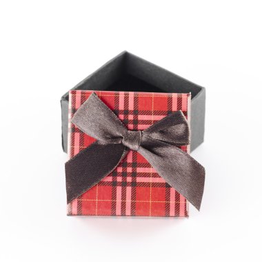 Kırmızı hediye kutusu beyaz üzerine izole