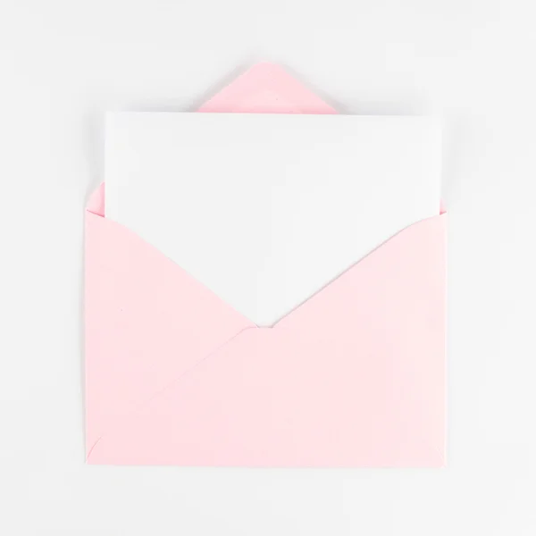 Открытый конверт с белой бумагой — стоковое фото
