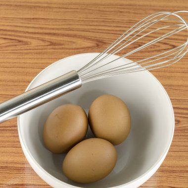 çırpma teli ve yumurta beyaz kase