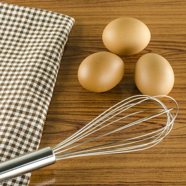 搅拌鸡蛋和棕色厨房巾 — 图库照片