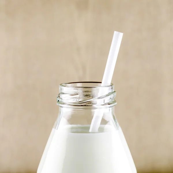 Mléko se slámou v skleněné láhve — Stock fotografie