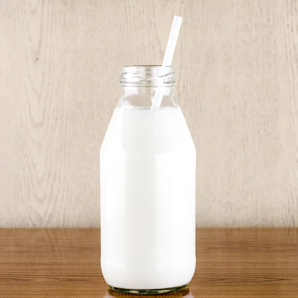 Leche con paja en un vaso de botella —  Fotos de Stock