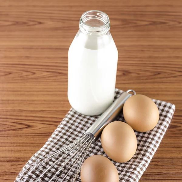 Ei und Milch verquirlen — Stockfoto