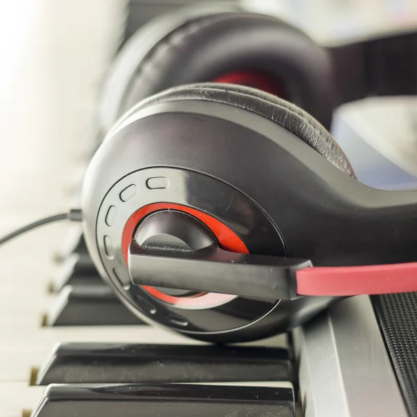 Headphones on electric piano keyboard — Stock Photo, Image