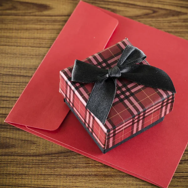 Confezione regalo rossa e busta — Foto Stock