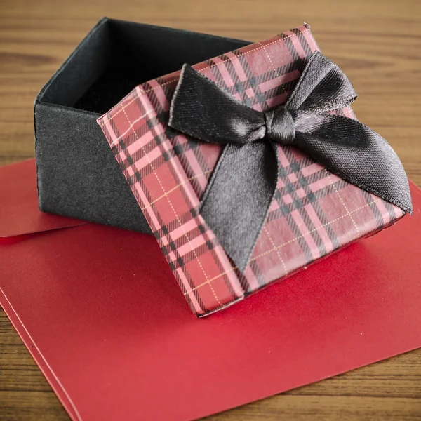 Красный коробка подарка и конверт — стоковое фото