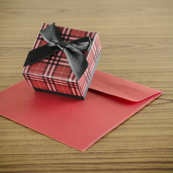 Kırmızı hediye kutusu ve zarf — Stok fotoğraf