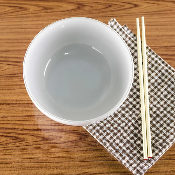 Fehér tálban és chopstick, konyharuha — Stock Fotó