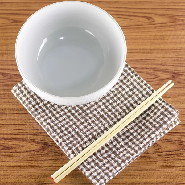 Fehér tálban és chopstick, konyharuha — Stock Fotó