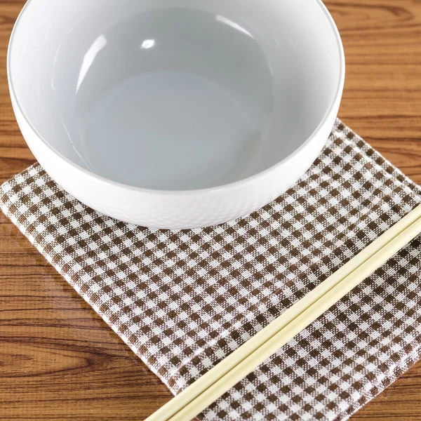 白色的碗和筷子，厨房巾 — 图库照片